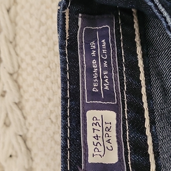 Miss Me Denim Med washed Jp5473p Capri/cropped Jeans.  Flower stitch rhinstone. - Picture 7 of 11